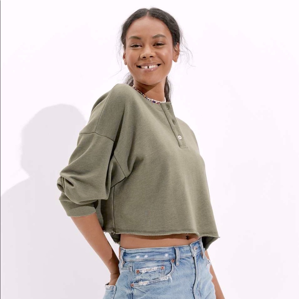 American Eagle: Cropped Henley Neck Sweatshirt